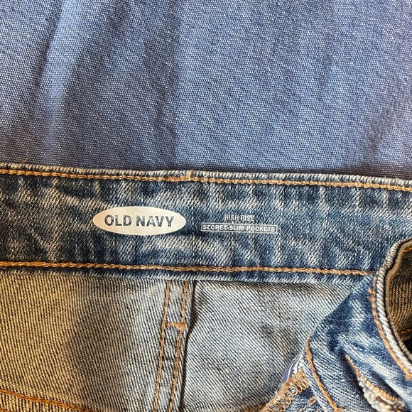 Old Navy High-waisted Distressed Jean shorts - Picture 6 of 8